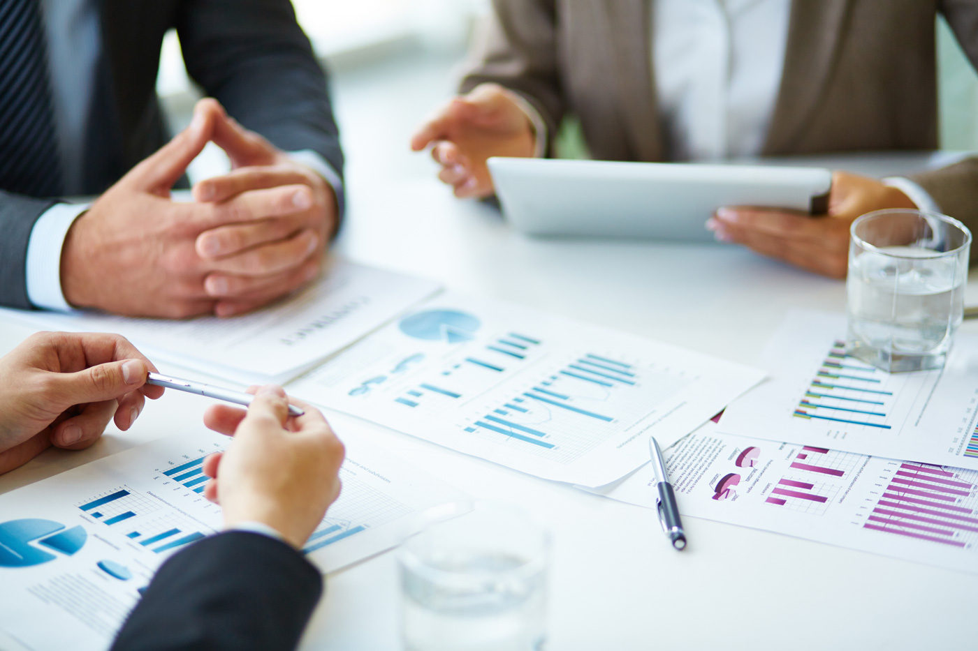 Reunião de trabalho com análise de indicadores e planejamento empresarial